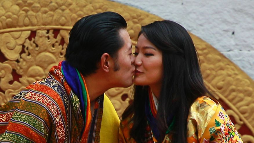 A Bhutan király és királynő első nyilvános csókja