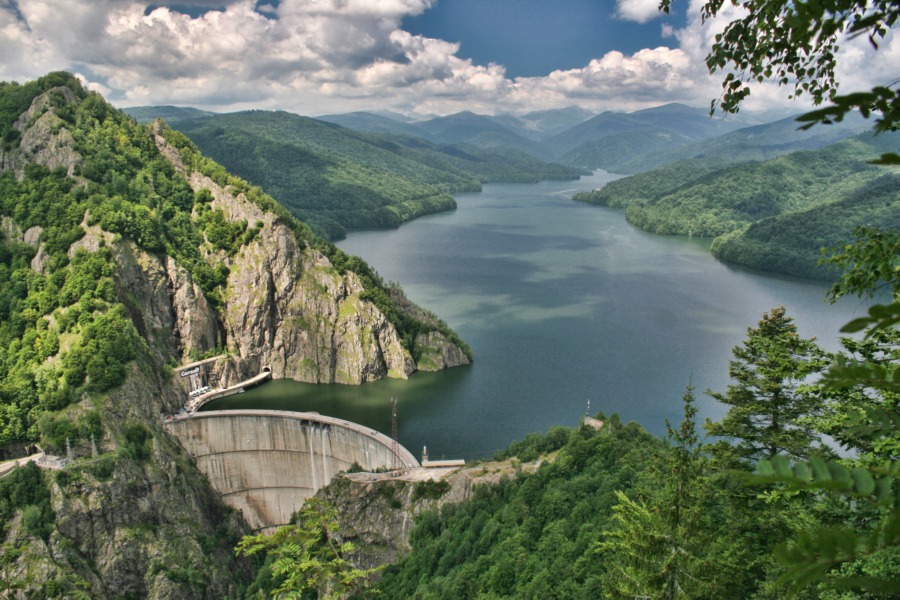 Forrás: Airlinestravel.ro / A Vidraru-tó egy mesterséges tó Romániában, a Fogarasi-havasokban. Az Argeș folyó vizének felduzzasztásával hozták létre 1965-ben. A tó hossza 14 km, 900 hektárnyi területet foglal el és kb. félmilliárd köbméter víz van benne